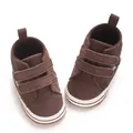 Vista detallada de zapatos casuales de pana marrón oscuro para bebé con velcro doble - Café Oscuro