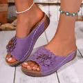 Elegantes sandalias de plataforma moradas para mujer con decoración floral y costuras blancas. - Púrpura