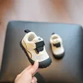 Atmungsaktive Mesh-Lauflernschuhe für Babys mit Klettverschluss und Gummikappe - Schwarz