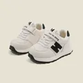 Gros plan de baskets blanches pour enfants avec logo noir sur le côté et velcro - Longueur Intérieure 12cm / Noir (11MBX233)