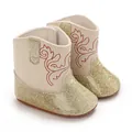Gedetailleerd overzicht van baby cowboylaarzen met rood borduursel en gouden glitters - Goud