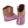 Gedetailleerd overzicht van roze glitter babyloopschoentjes met borduursel in cowboy - Paars