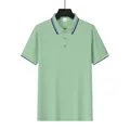 Détail d'un polo pour homme vert clair en maille respirante à séchage rapide - Vert clair