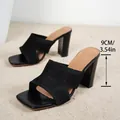 Elegantes sandalias de punto negro con tacón grueso, punta cuadrada y altura de tacón 9 cm. - Negro