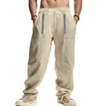 Vue détaillée d'un pantalon en lin beige pour homme avec taille élastique à cordon. - Khaki
