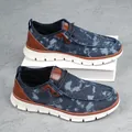 Zijaanzicht van casual heren denim tie-dye outdoor wandelschoenen witte zool - Blauw