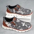 Casual hereninstappers met camouflageprint, dikke rubberen zool en bruine lederen details - Grijs