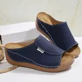 Vue détaillée de sandales à talons compensés bleu marine pour femmes avec surpiqûres - 36 / Bleu