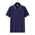 Vue de face d'un polo en maille bleu marine avec col et poignets rayés détaillés - Bleu marine