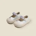 Vista detallada de zapatos de piel plateados para bebés con dije de mariposa - 11.5cm / Zapatos para caminar Mary Jane (30MBX881) / Plateado