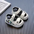Weiße Cartoon-Panda LED-Licht-Baby-Sandalen für Kleinkinder auf strukturiertem Grund. - Größe 26 Innenlänge 17cm / Schwarz Leuchtend