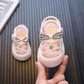 Zoete roze peutermeisjes sandalen met bloemmotief borduurwerk en decoratieve strik - Roze