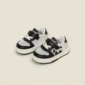 Zapatillas de malla transpirable para niños pequeños en blanco y negro con velcro - Longitud Interior 12cm / Estilo de Zapato para Bebé Transpirable en Contraste Blanco y Negro (47MBX5116) / Negro
