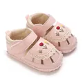 Primo piano di sandali rosa per neonata con ricamo di tulipani e pizzo. - Rosa