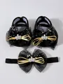 Détail de chaussures de bébé en dentelle noire et ensemble de bandeau assorti. - Chaussures de Princesse Noires avec Bandeau (25-1)