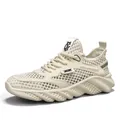 Detailweergave van de crèmewitte ademende mesh sneakers met een dikke tractiezool - 38 / Beige