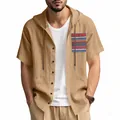 Detailansicht eines Herren-Leinenhemds mit Kapuze und bunter Tasche im Boho-Stil. - S / Oberteile / Braun