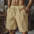 Primo piano di pantaloncini in cotone e lino traspiranti con coulisse su un modello - Kaki
