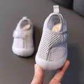 Atmungsaktive Baby-Lauflernschuhe aus Mesh mit weicher Gummisohle und Klettverschluss - Grau
