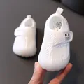 Weiße atmungsaktive Mesh-Lauflernschuhe für Babys mit weicher Sohle und Klettverschluss - Weiß