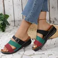 Modische Keilsandalen für Damen mit farbenfrohen Riemen und Schnallendetail für den Sommer - Schwarz