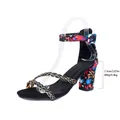 Detalle de sandalia con estampado floral, tacón bloque, cadenas y altura de tacón - 34 / Arcoíris