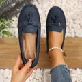 Detailopname van marineblauwe dames loafers met kwastjes en gewatteerde binnenzool - 36 / Marineblauw