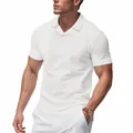 Détail d'un polo blanc en maille gaufrette pour hommes avec un col ouvert élégant. - S / Hauts / Blanc
