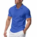 Détail de la texture en maille gaufrée bleue de qualité sur ce polo décontracté pour hommes - S / Hauts / Bleu saphir
