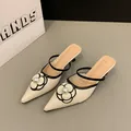 Mules beiges élégantes à bout pointu, talons moyens et décoration fleur de camélia perle - Blanc Cassé