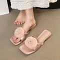 Elegantes sandalias rosas de mujer con decoración floral grande y tacón ancho cuadrado - Rosa