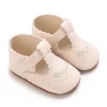 Detail van crème babyschoentjes Mary Jane voor meisjes met bloemenborduursel en rand - Abrikoos