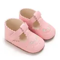 Zijaanzicht van roze babymeisjes prinsessenschoenen met bloemenborduurwerk en zachte zool. - Roze