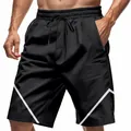 Dettaglio di pantaloncini sportivi neri con strisce bianche e coulisse regolabile. - Taglia S / Pantaloni e gonne / Nero