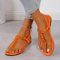 Dettaglio di sandali piatti arancioni con cinturino a T decorato con cristalli brillanti - 36 / arancio-rosso
