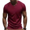 Primo piano di una t-shirt Henley a maniche corte bordeaux da uomo con scollo a V a due bottoni. - Rosso