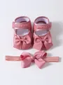 Detail der rosa weichen Babyschuhe mit eleganter Schleife und passendem Stirnband-Set - Altrosa