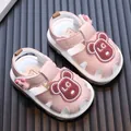 Detail van roze piepende baby sandalen met beertjesmotief en stijlvol LC-logo - Roze