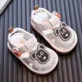 Detailweergave van witte piepende babysandalen met schattige beren en zachte zolen - Beige