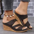 Sandales à talons compensés marron foncé pour femmes avec semelle plateforme et motifs découpés - Café