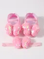 Primer plano de zapatos de princesa rosa para bebé con lazo de lentejuelas y diadema - Beige