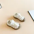 Detail van peutersportsandalen met gebloemde mesh en gesloten neus in de kleur crème. - Beige