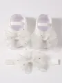 Detailansicht der weißen Babyschuhe und des Stirnbands mit glitzernden Sternenbögen - Größe 11 (Innenlänge 10,5 CM) / Gekettelter Knotenstil (202202) / Mit Stirnband / Weiß