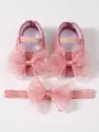Detailansicht von rosa Baby-Spitzenschuhen und passendem Stern-Pailletten-Stirnband - Altrosa