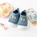 Blaue atmungsaktive Baby-Söckchenschuhe mit rutschfester weißer Sohle und gelbem B-Detail - Marineblau