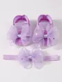 Detail von violetten Spitzen-Babyschuhen und passendem Schleifen-Stirnband-Set. - Lila