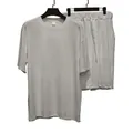 Vista detallada del conjunto de ropa de descanso de verano acanalado para hombre con short - Gris claro