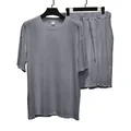 Detalle de la textura acanalada del conjunto de verano para hombre con camiseta y pantalón - Gris oscuro