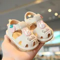 Lindas sandalias color crema para bebé con detalles de conejo y fresa - Talla 16-20 / Sandalias de Marcha Conejo Fresa Dibujos Animados (B-40) / 5 Pares / Beige