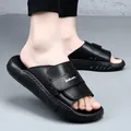 Premium-Leder-Pantoletten für Herren mit rutschfester dicker Sohle und Fashion-Logo - 38 / Schwarz